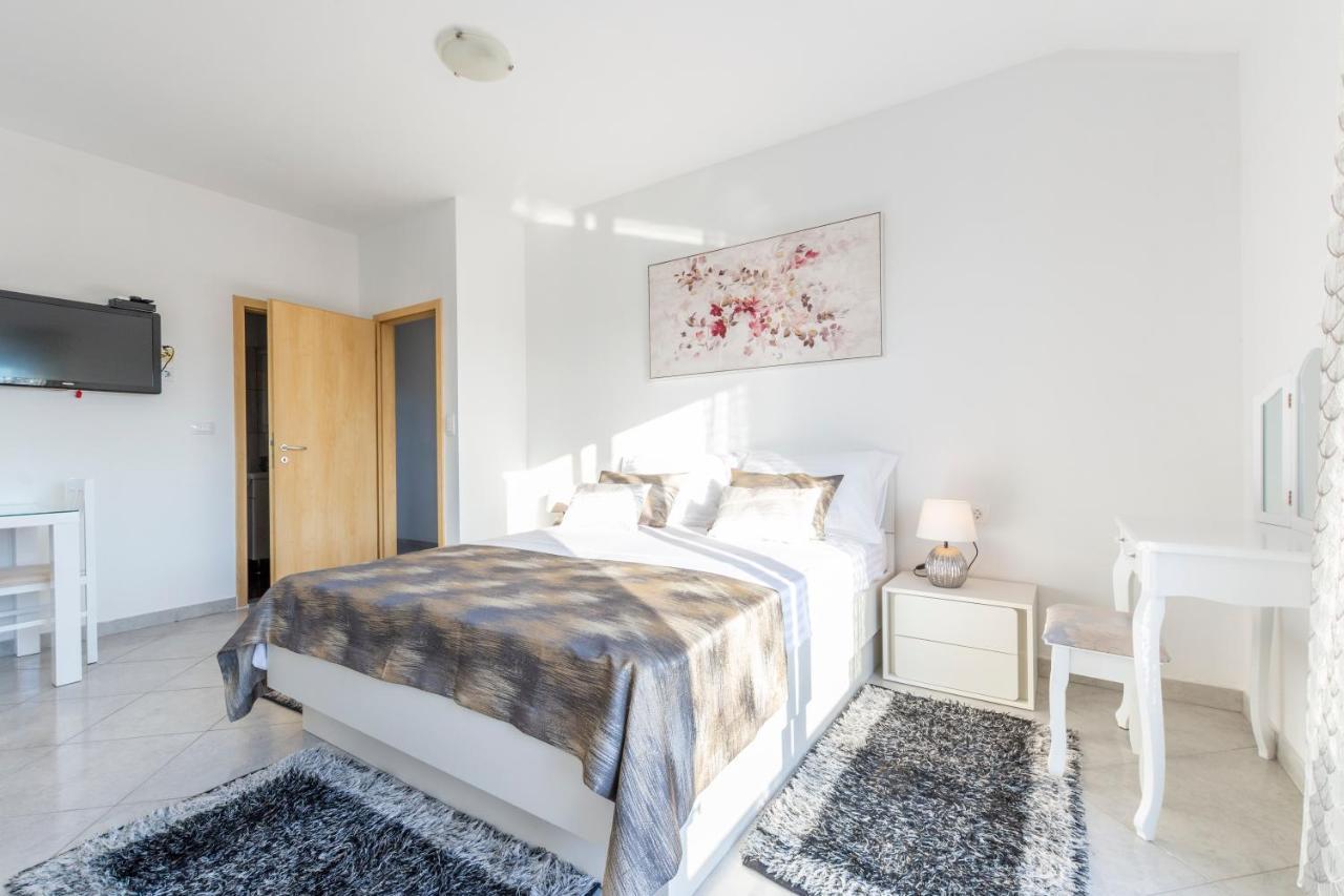 Villa Spark With Heated Pool In Rogoznica Зечево Экстерьер фото