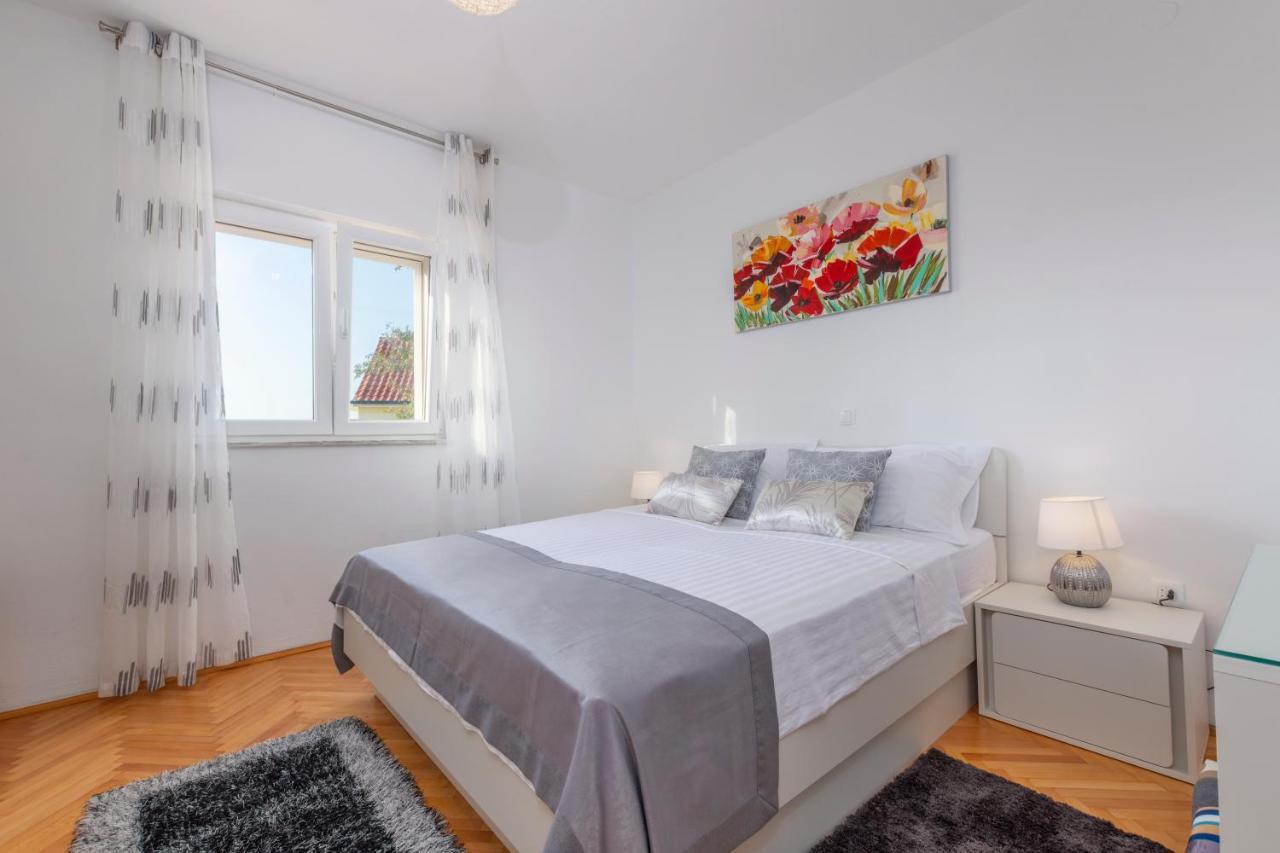 Villa Spark With Heated Pool In Rogoznica Зечево Экстерьер фото
