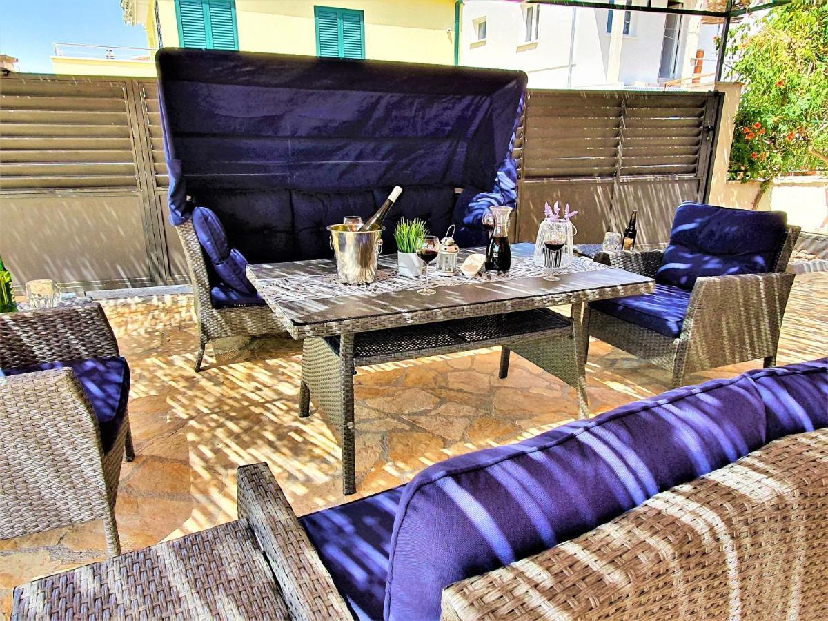 Villa Spark With Heated Pool In Rogoznica Зечево Экстерьер фото